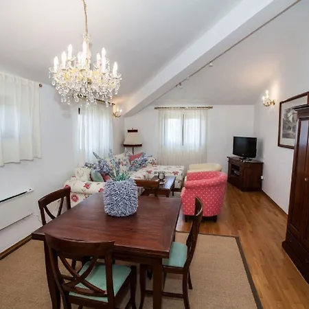 Charmantes Nur 80 Meter Zum Mit Romantischen Balkon Apartament