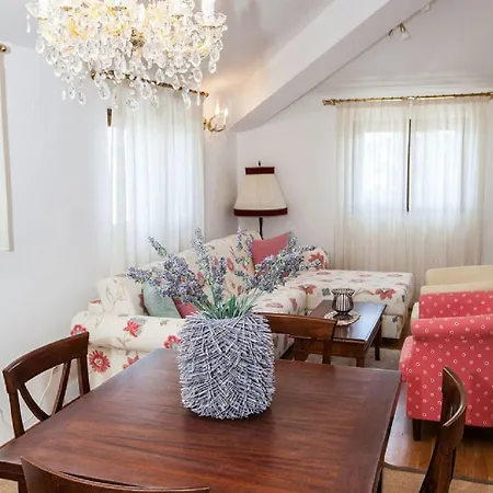 Charmantes Nur 80 Meter Zum Mit Romantischen Balkon Apartament *