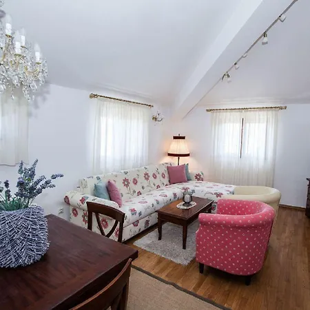 Charmantes Nur 80 Meter Zum Mit Romantischen Balkon Apartament