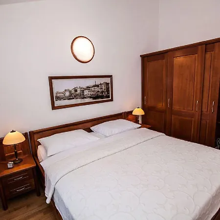 Apartament Charmantes Nur 80 Meter Zum Mit Romantischen Balkon