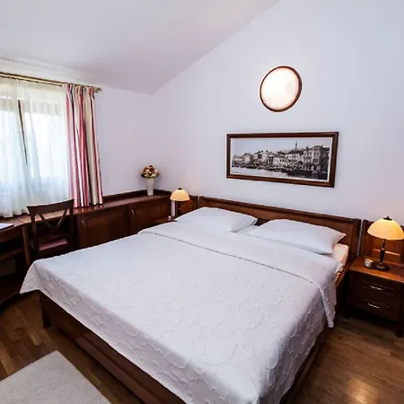 Charmantes Nur 80 Meter Zum Mit Romantischen Balkon Apartmán