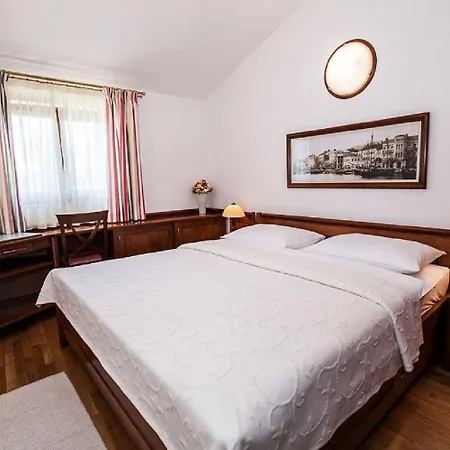 Charmantes Nur 80 Meter Zum Mit Romantischen Balkon