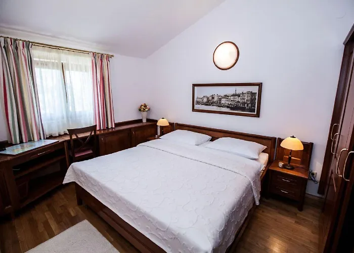 Charmantes Nur 80 Meter Zum Mit Romantischen Balkon Apartmán