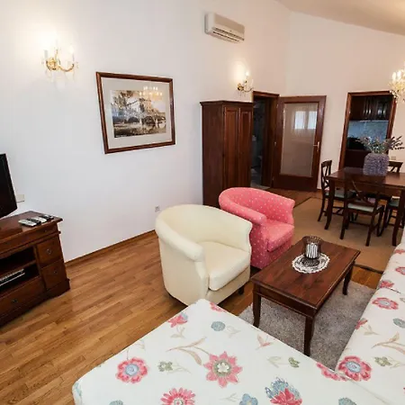 Charmantes Nur 80 Meter Zum Mit Romantischen Balkon