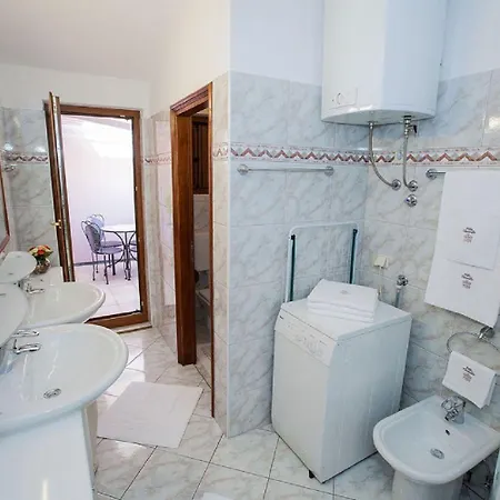 Charmantes Nur 80 Meter Zum Mit Romantischen Balkon